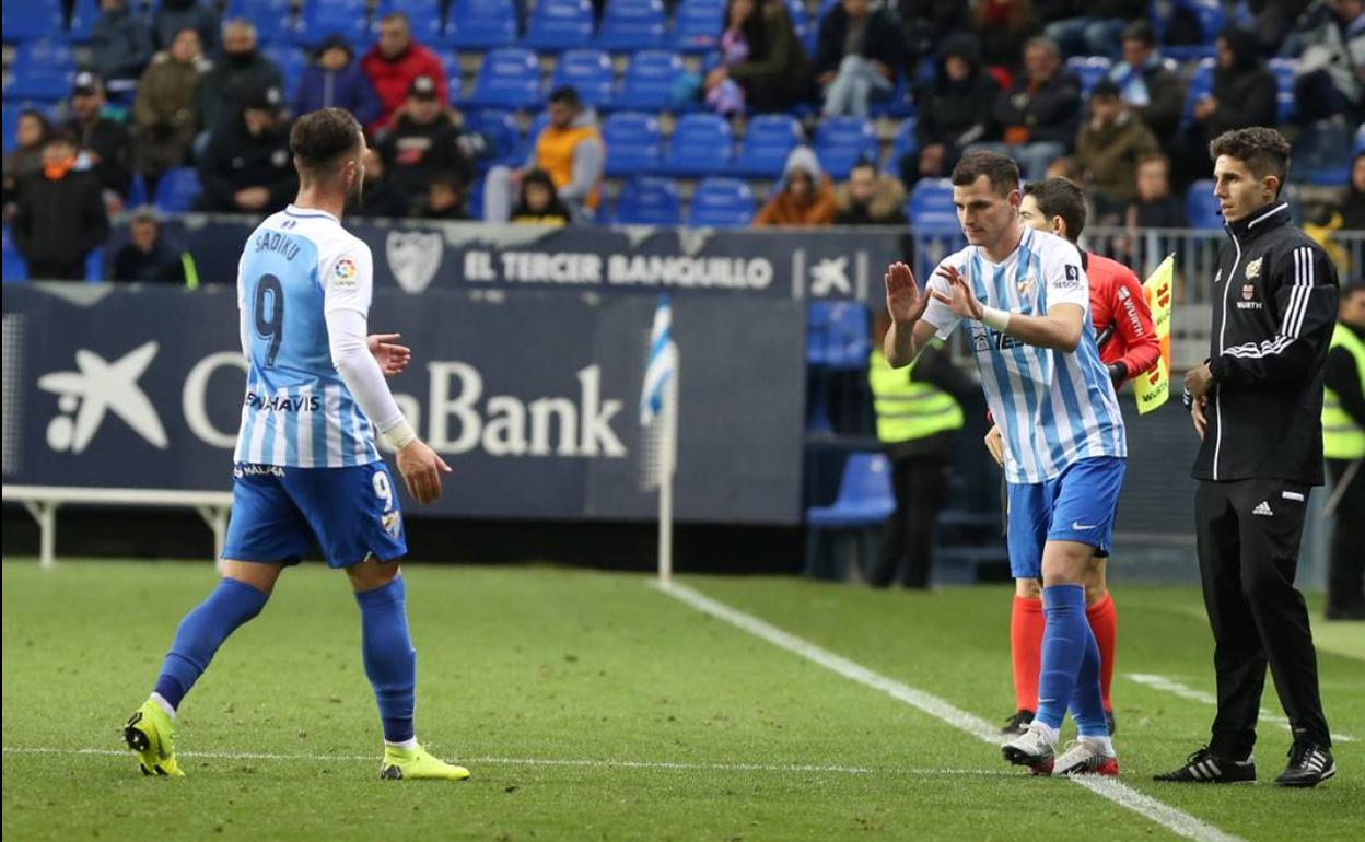 Buenacasa sustituye a Sadiku el día de su debut. 