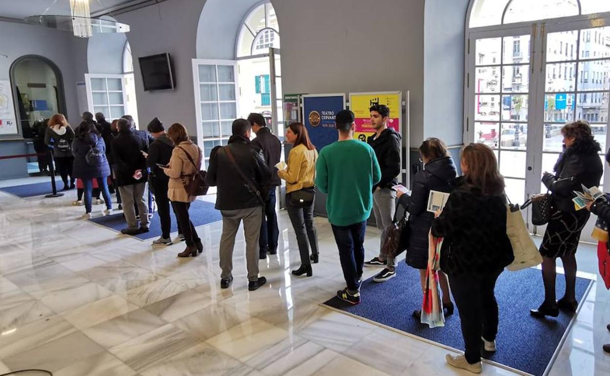 Público, a primera hora de la mañana, para comprar entradas en el Festival de Málaga. 