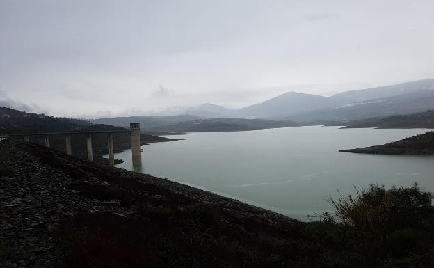 El embalse de La Viñuela se encuentra al 32,9 % de su capacidad total, con sólo 54,5 hm3. 