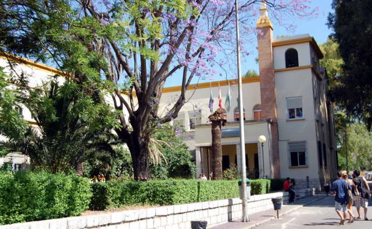Fachada de Instituto de Educación Secundaria (IES) La Rosaleda de Málaga en una imagen de su web.