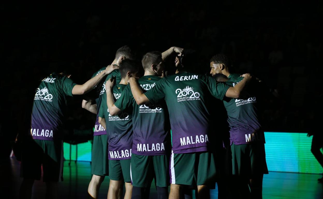 Los jugadores del Unicaja hacen piña antes del comienzo de un partido en el Palacio. 