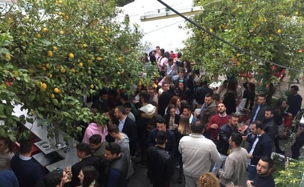 El patio de la taberna está especialmente concurrido en las fiestas locales.