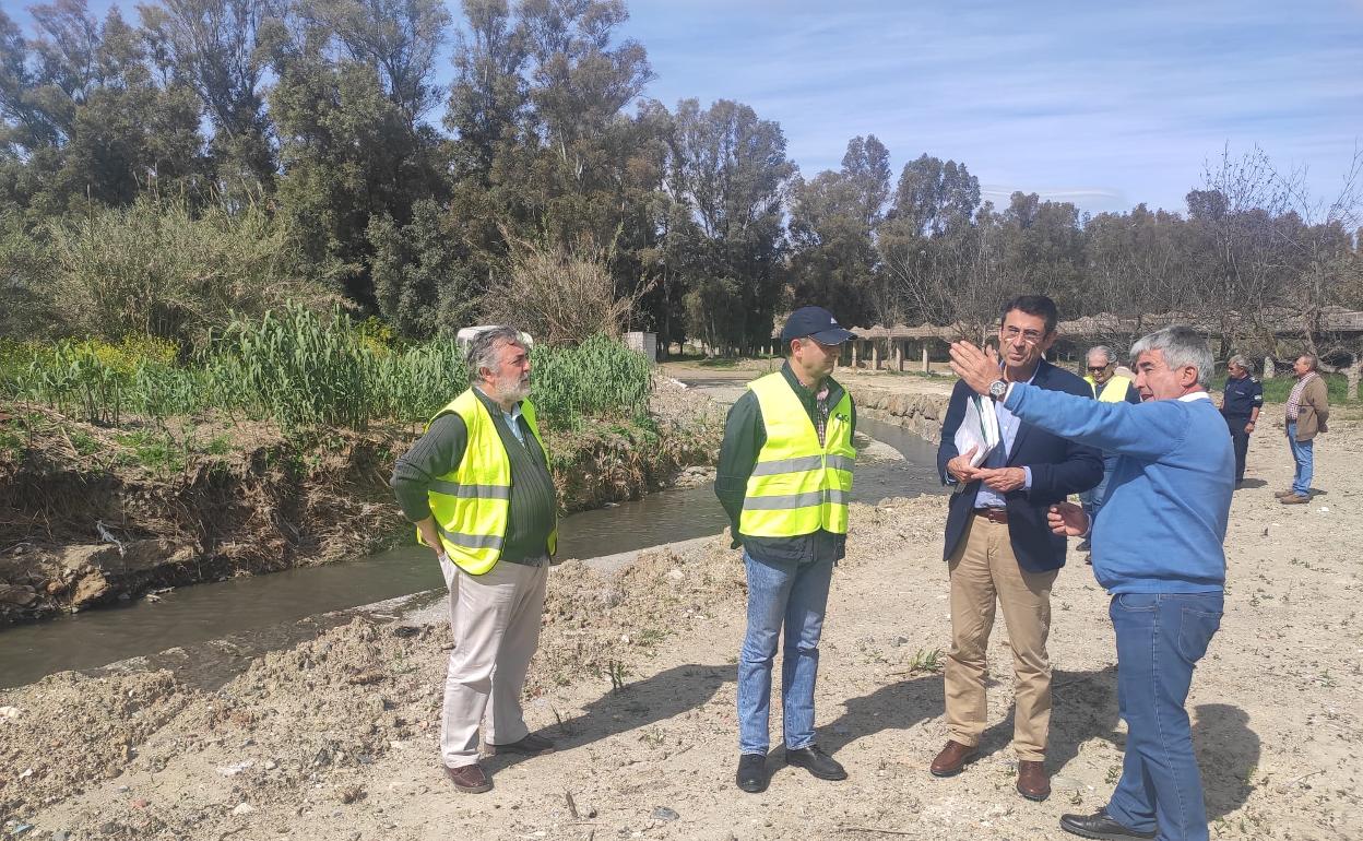 El delegado de Agricultura, Fernando Ferández, en su visita a Coín.