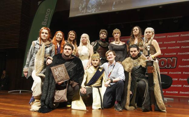 El actor Jack Gleeson junto a varios cosplayers en Freakcon 2019.