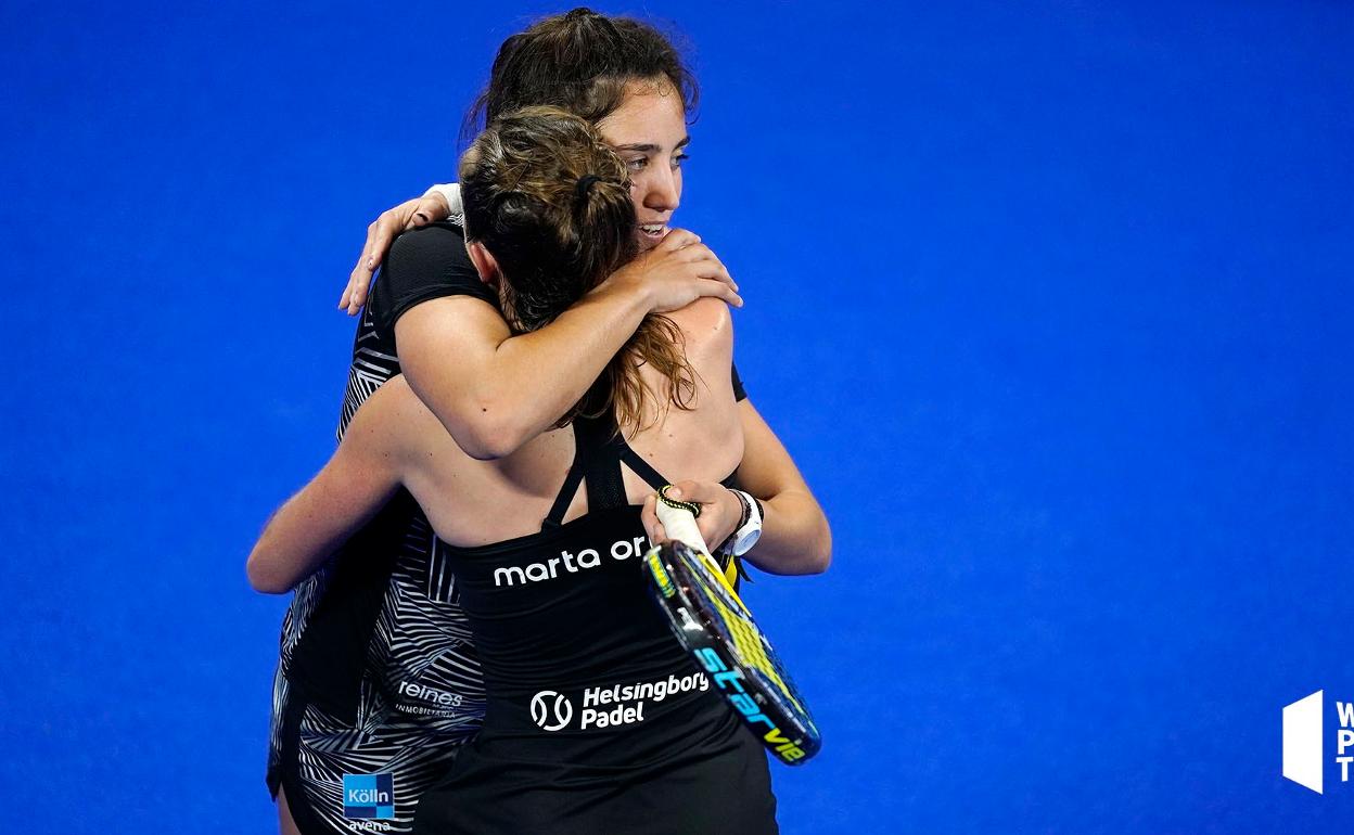 Bea González abraza a su pareja tras lograr la victoria en la jornada de hoy.