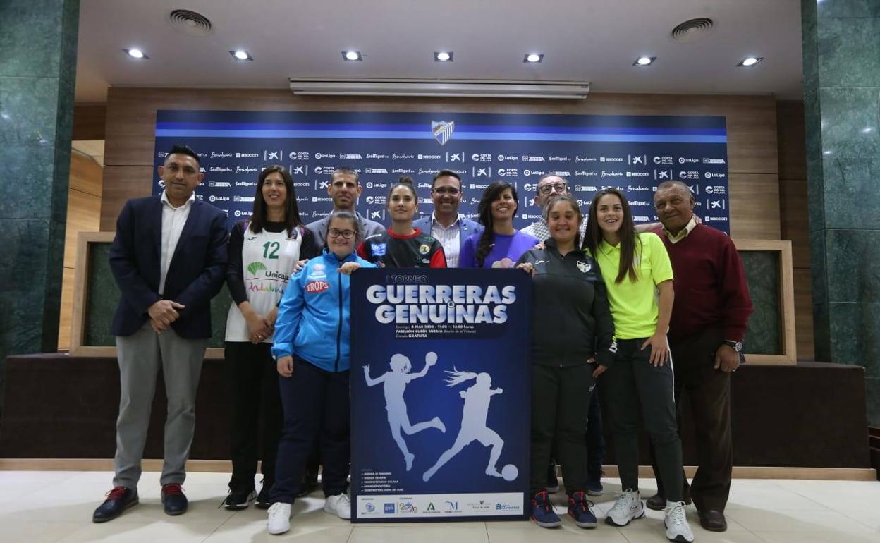 Basti y Ben Barek, con representantes de los equipos participantes. 