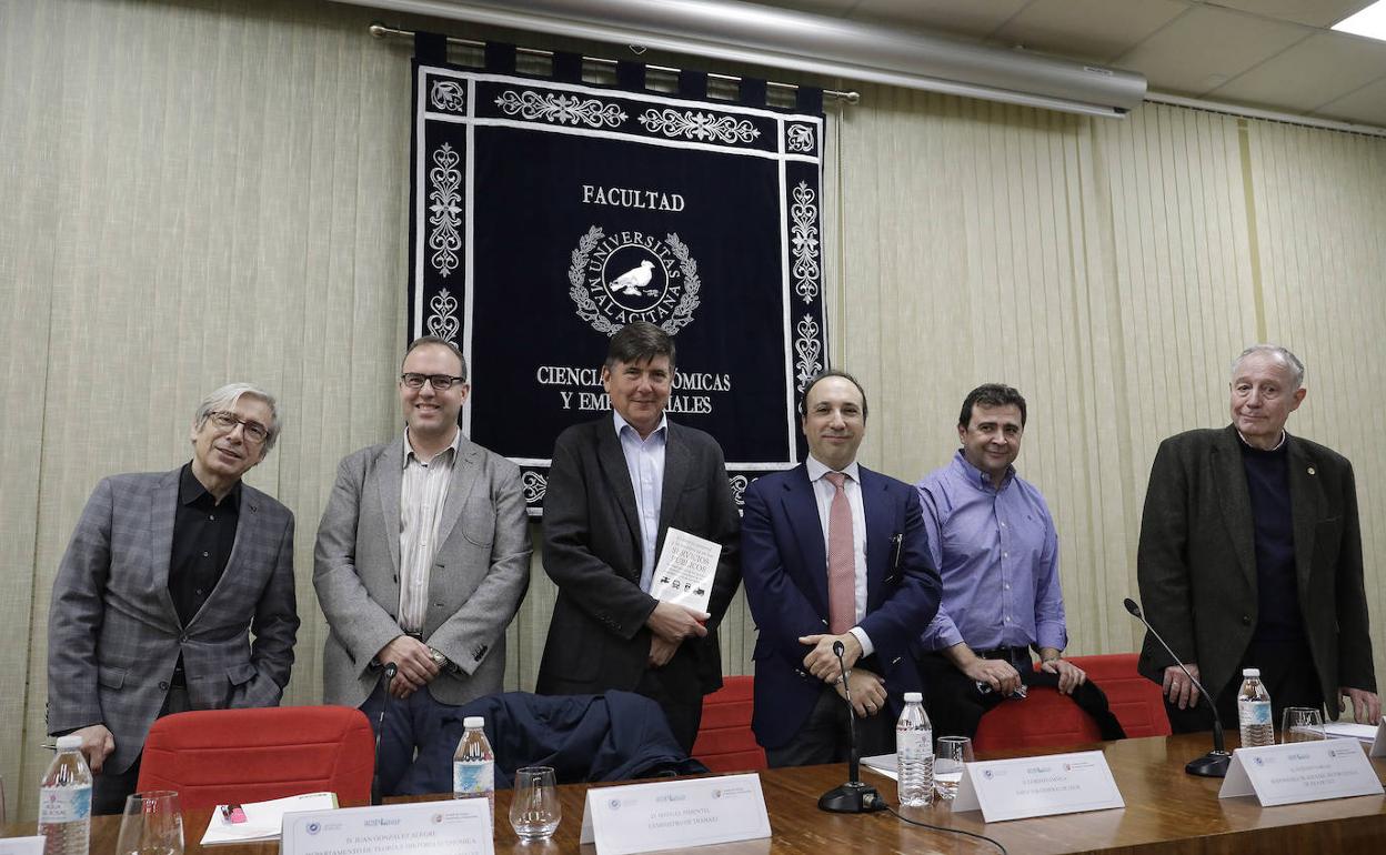 Participantes en la mesa de debate celebrada en la Facultad de Económicas. 