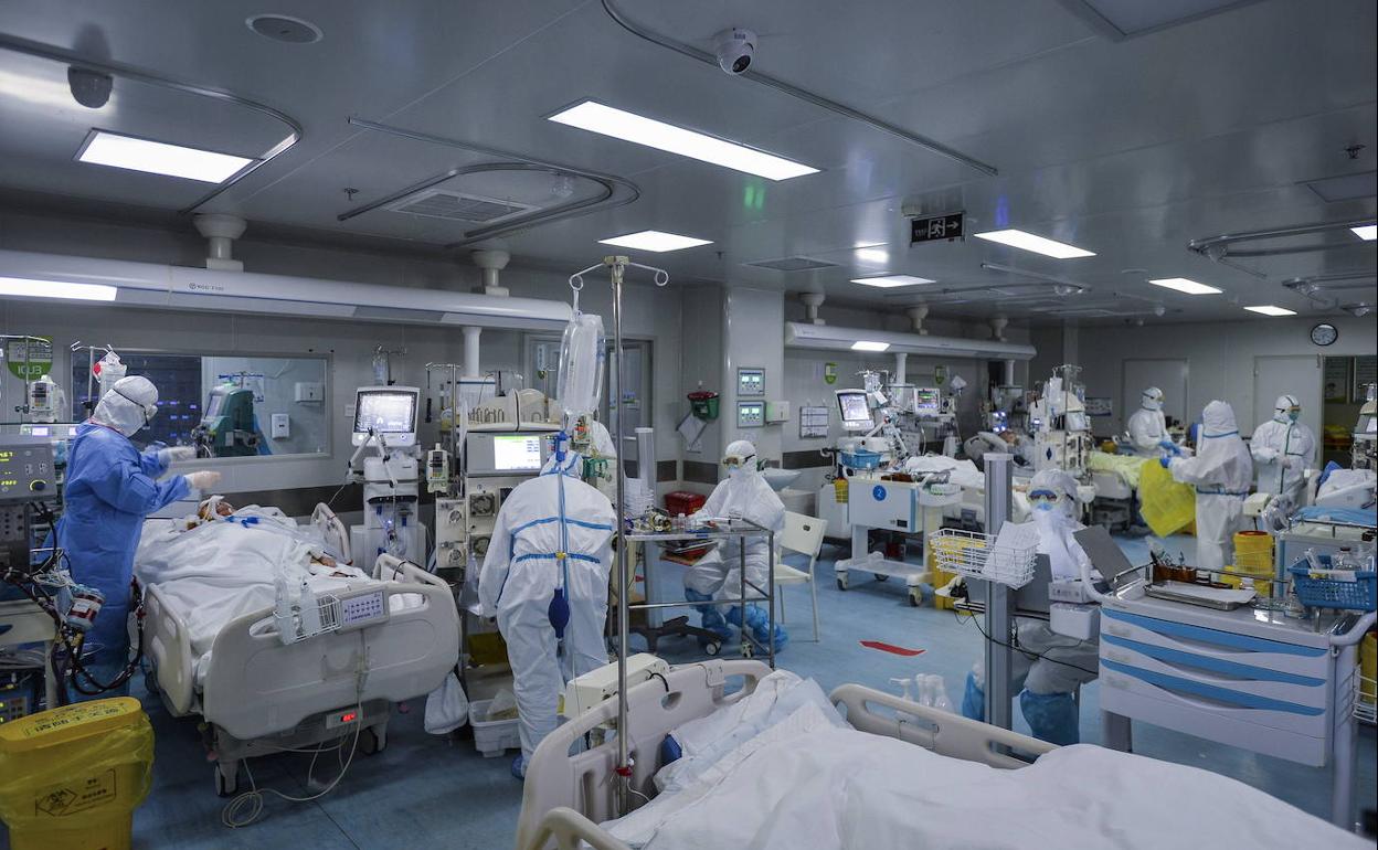 Imagen de archivo de pacientes contagiados por coronavirus en un hospital de Wuhan.
