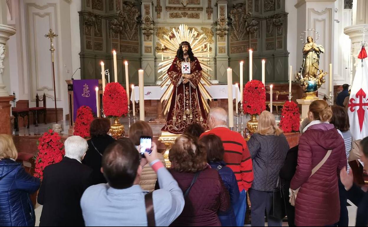 Málaga cumple la tradición con el Cristo de Medinaceli