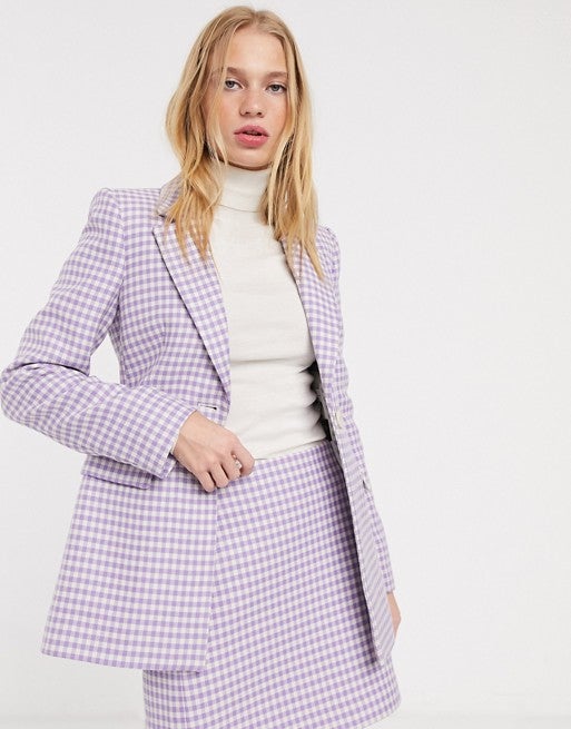 También de Asos: blazer de cuadros vichy en lila con falda a juego de & Other Stories. 155 euros.