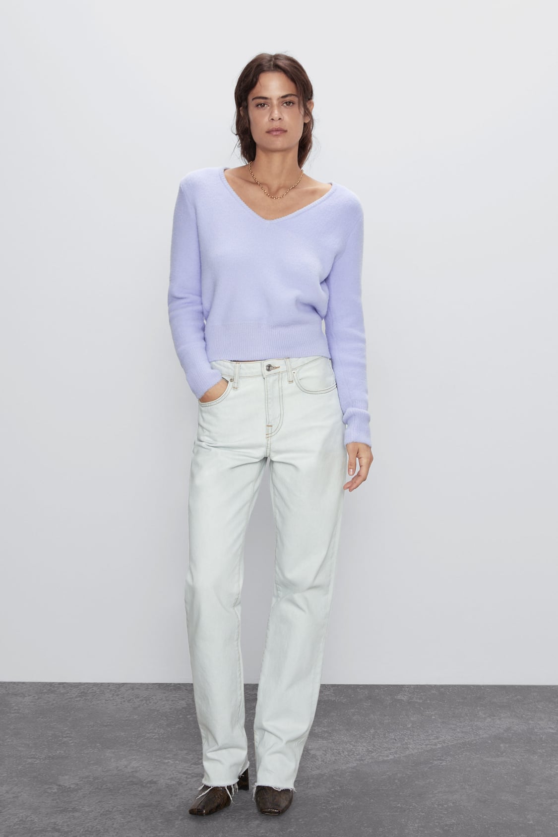 Jersey de punto con escote pico y manga larga de Zara (22,95 euros). Perfecto para poner una delicada nota de este color en los look de entretiempo. ¡Llévalo con pantalones blancos y triunfarás! 