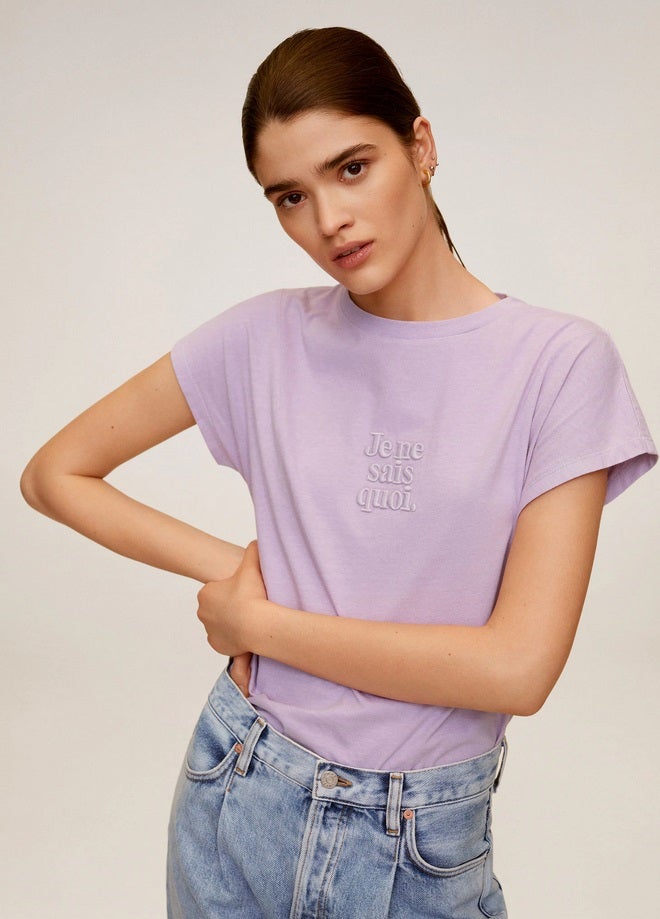 Otra opción básica y muy versátil para integrar en diferentes looks: esta camiseta básica con mensaje de Mango (15,99 euros)