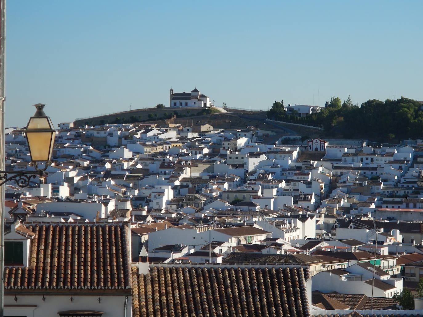 La ciudad de Antequera ya es municipio turístico de Andalucía. Motivos no le faltaban para obtener esa declaración, ya que esta localidad cuenta con desde hace año con numerosos recursos para atraer visitantes. Además del Torcal o los Dólmenes, que hoy pueden presumir de ostentar el primer Patrimonio Mundial de la Humanidad en la provincia de Málaga, el Torcal cuenta con un rico patrimonio ecológico, histórico o gastronómico. Son muchas las visitas obligadas que hay en esta ciudad. Éstas son las rutas turísticas indispensables para conocer a fondo Antequera.