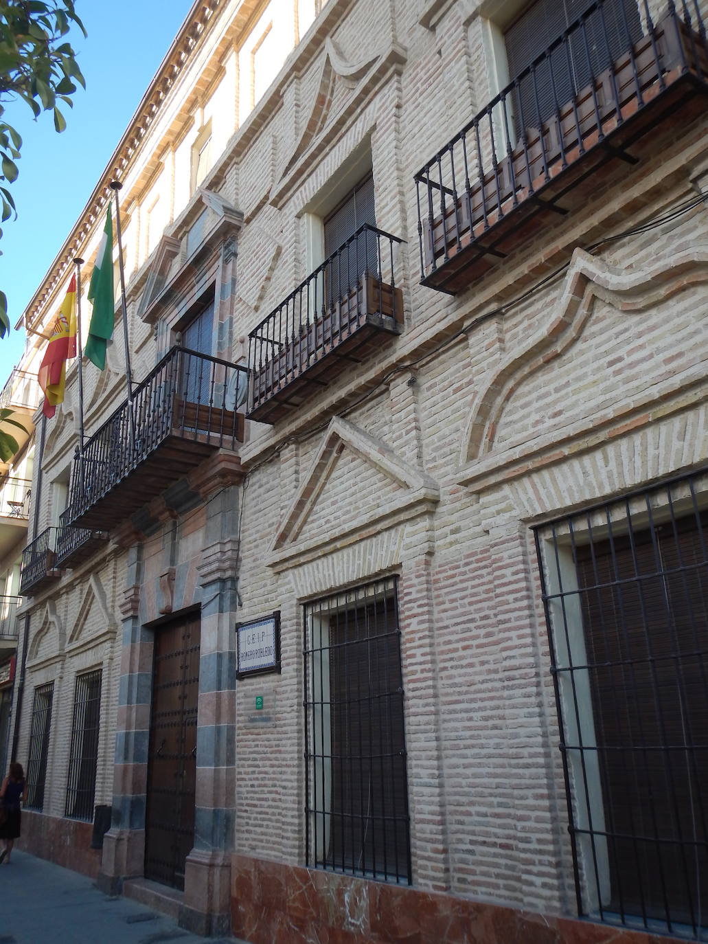 2. Palacios y casas señoriales. La arquitectura civil también es otro de los grandes atractivos para quienes deseen recorrer el casco antiguo de Antequera. En especial, tienen un importante lugar en el patrimonio de esta ciudad monumental, los palacios y las grandes casas señoriales que se levantaron entre los siglos XVI y XIX. De es época, actualmente se pueden ver e incluso visitar los del Conde de Pinofiel, del Conde de Colchado de Nájera (actualmente sede del Museo de la Ciudad) y de los Marqueses de la Peña de los Enamorados. A ellos hay que unir las casas señoriales de los Serrailler, de los Ramírez, de los Colarte, de los Pardo o la actual sede del colegio Romero Robledo, la Casa del Barón de Sabasona. Aunque muchos de ellos son edificios privados, se pueden ver sus espectaculares fachadas en las calles más céntricas de Antequera. Otro, all ser edificios de uso público, como museos, colegios o incluso el propio Ayuntamiento, se pueden ver por dentro en los horarios estipulados en cada caso.