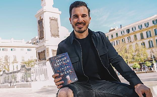 El escritor Javier Castillo, esta semana, en la Plaza de la Merced, con su nuevo 'thriller'. 