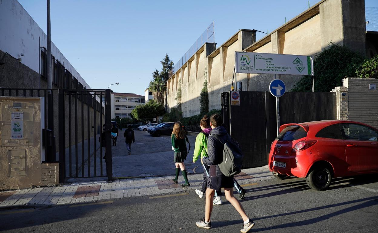 Alumnos, a su llegada esta mañana al colegio Santa Rosa de Lima. 