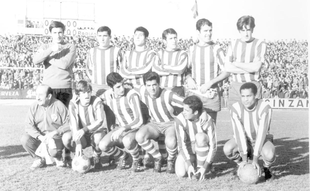 Formación del Málaga ante el Ilicitano en la temporada 69-70, con Goicoechea, Montero, Monreal, Benítez, Arias y Viberti, de pie, y Dionisio Franco (masajista), Pons, Martínez, Cabral, Conejo y Wanderlei, agachados. 