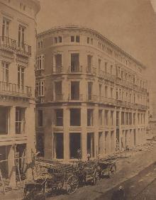 Imagen secundaria 2 - Arriba, fotografía tomada en 1907 de la entrada a la calle Larios desde la Acera de La Marina tras las inundaciones. Abajo, a la izquierda, la calle en el año 1925. Al lado, una imagen de la construcción de los edificios 