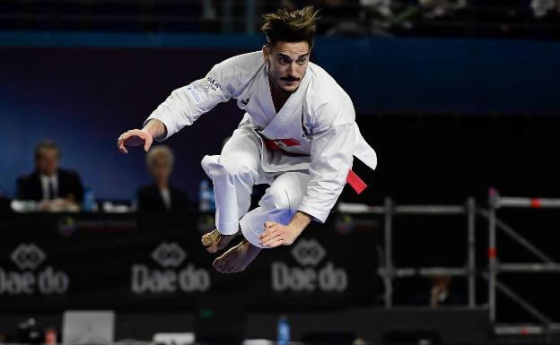 Damián  Quintero, en un espectacular salto en un kata. 