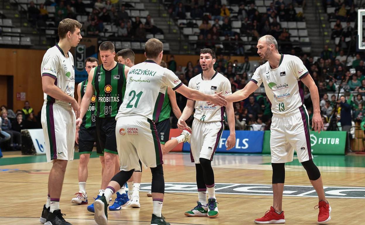 Los jugadores del Unicaja celebran una canasta en el partido del sábado ante el Joventut. 