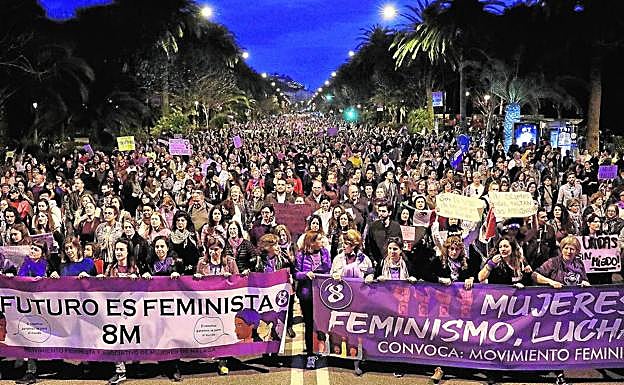 La marcha feminista ocupa el paseo del Parque rumbo a la plaza de la Constitución.