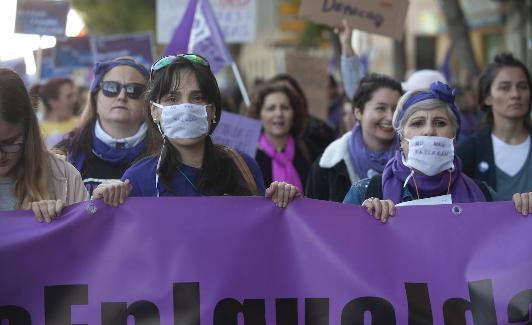 Participante con una mascarilla con un 'No nos callarán'.Migue Fernández