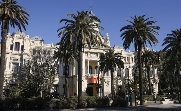 Imagen principal - El Ayuntamiento de Málaga retrocede en el tiempo hasta 1943