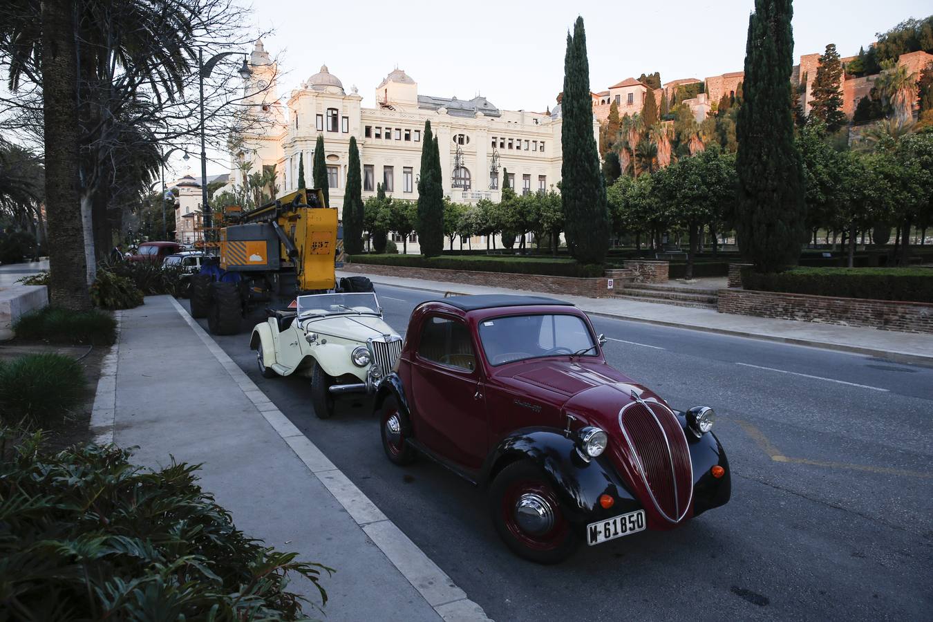 La bandera del Régimen de Franco ha sido desplegada (con fines cinematográficos) en la sede del Ayuntamiento de Málaga por el rodaje de 'Operación Mincemeat'. Se traba de convertir un trozo del centro de Málaga en una sede gubernamental de la dictadura en 1943