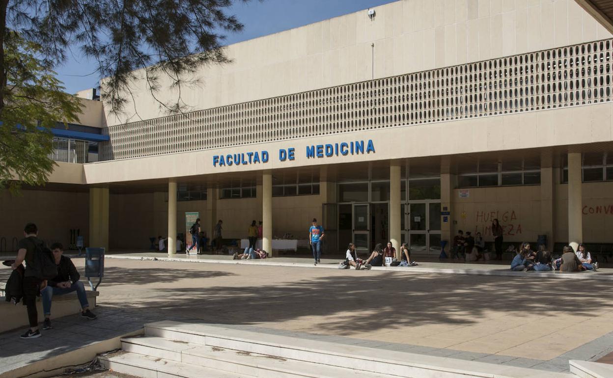 La actividad en la Facultad de Medicina de la UMA continúa con normalidad. 