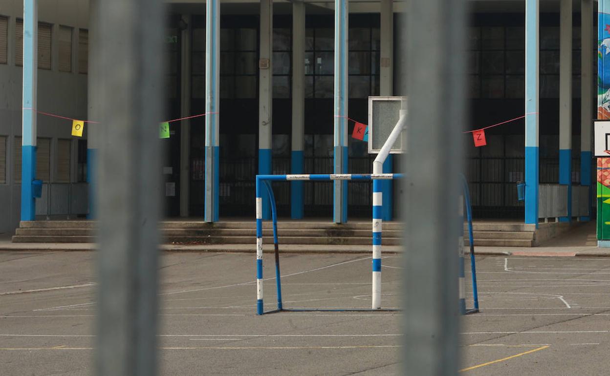 Patio de uno de los colegios cerrados temporalmente en Vitoria