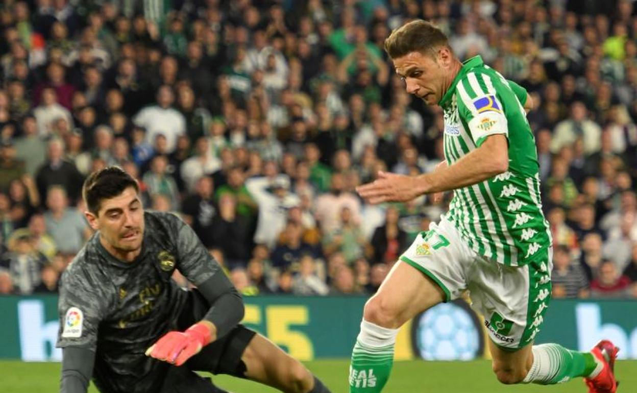 Thibaut Courtois y Joaquín, durante el Betis-Real Madrid. 