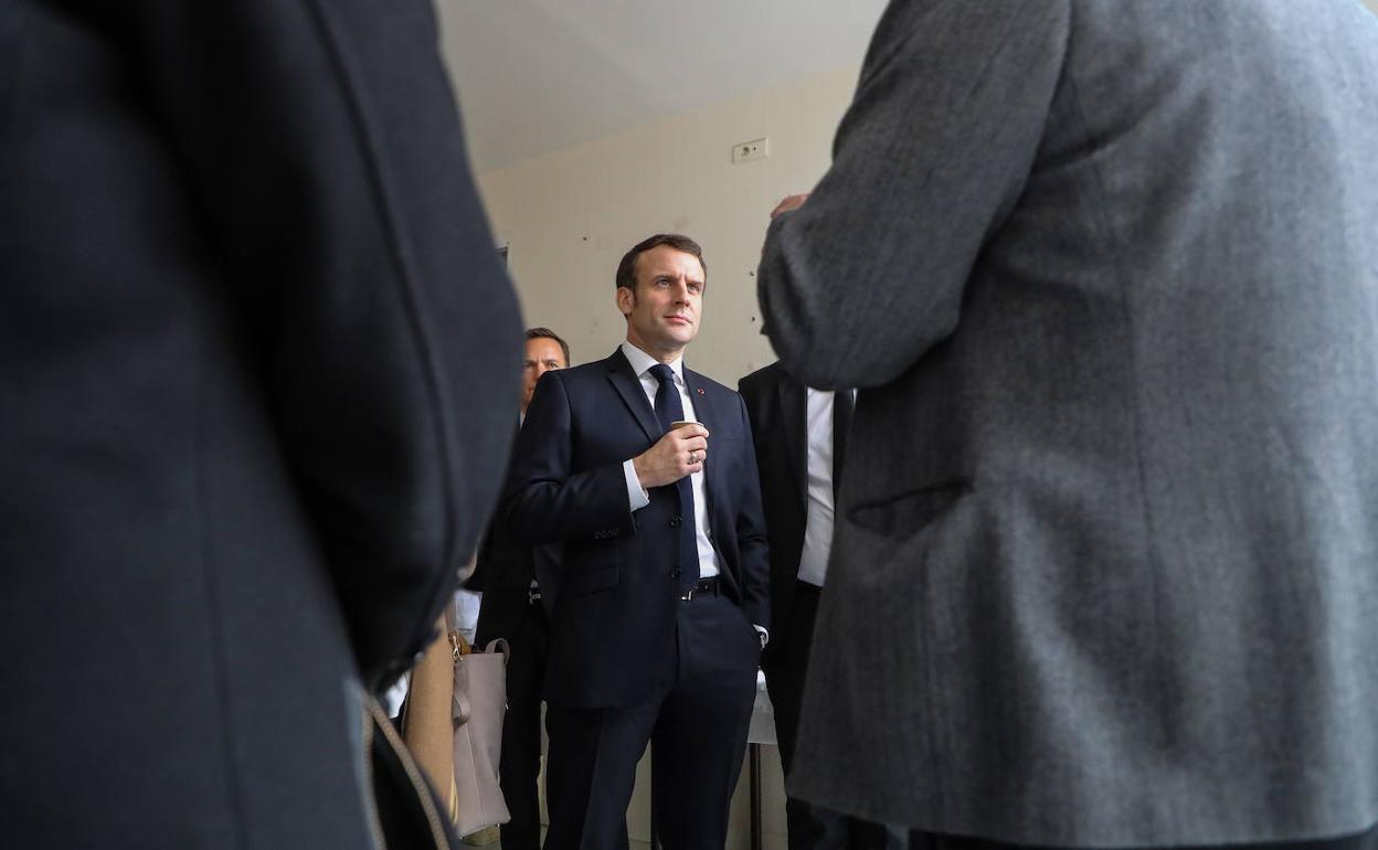 Emmanuel Macron, este martes durante la visita a un hospital a las afuerzas de París.