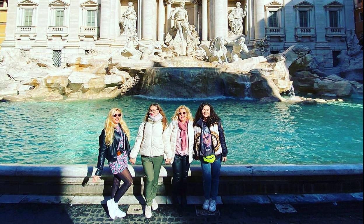 Remedios Ramos y sus tres hijas en la Fontana di Trevi. 