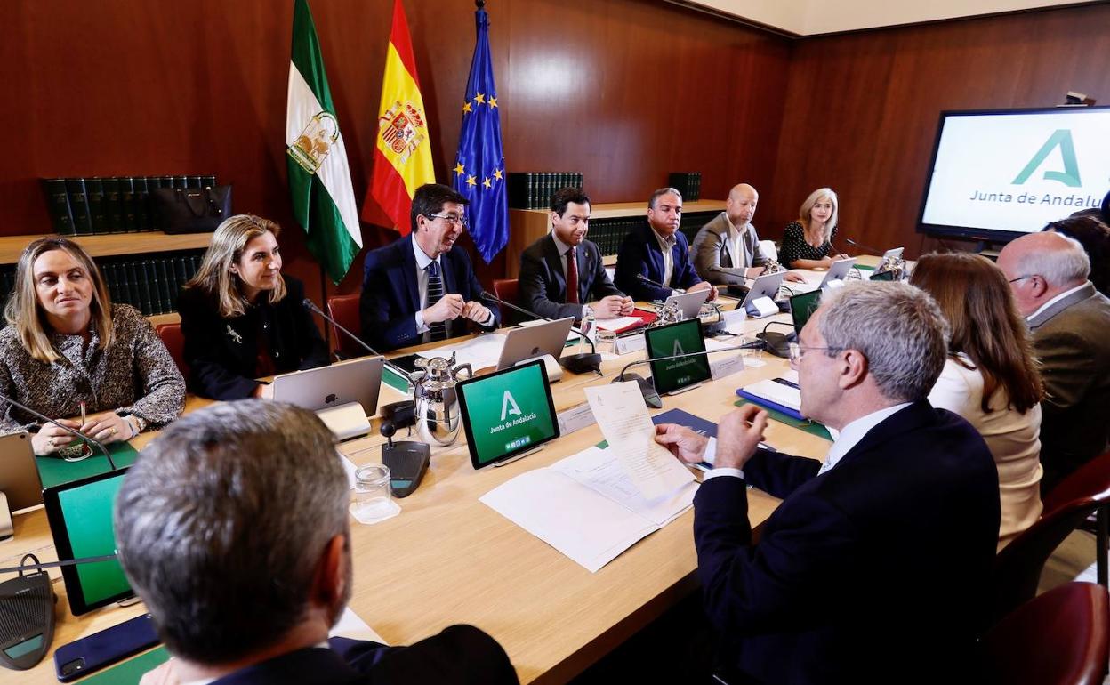 El presidente de la Junta de Andalucía, Juanma Moreno, presidiendo hoy en el Palacio de San Telmo en Sevilla la reunión del Comité Ejecutivo para el Control, Evaluación y Seguimiento de Situaciones Especiales, que analizará la evolución del coronavirus en Andalucía 