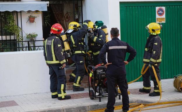 Imagen principal - Declarado un incendio en una casa mata en el Cortijo de Torres