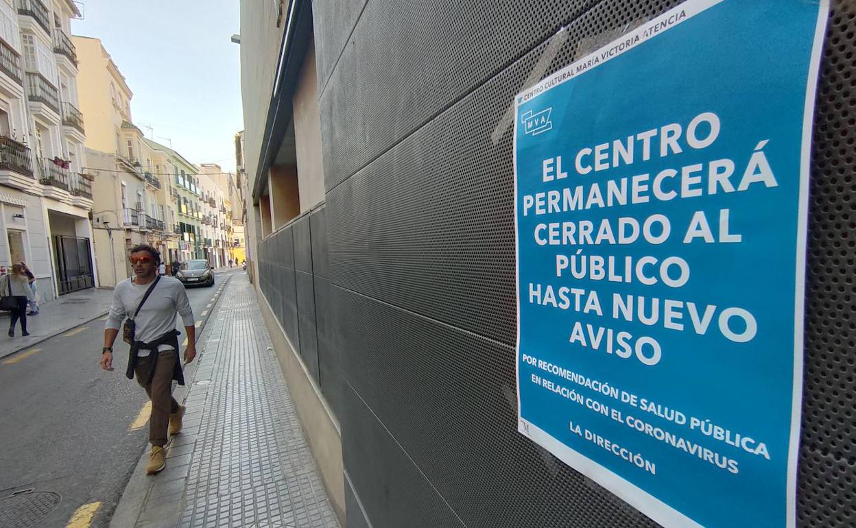 Cartel en la fachada del Centro Cultural MVA que avisa del cierre temporal por la crisis del coronavirus. 