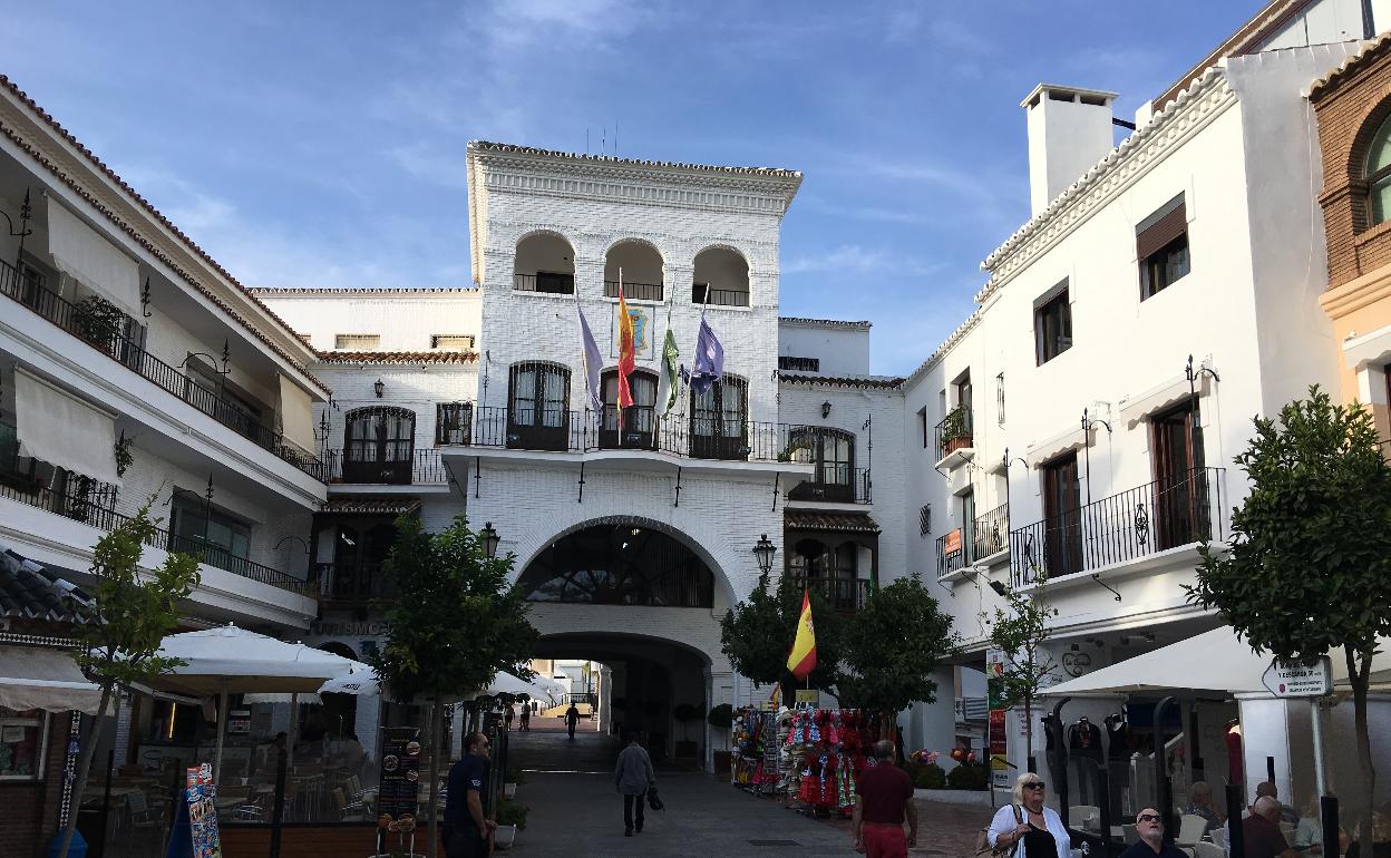 Fachada principal del Ayuntamiento nerjeño. 