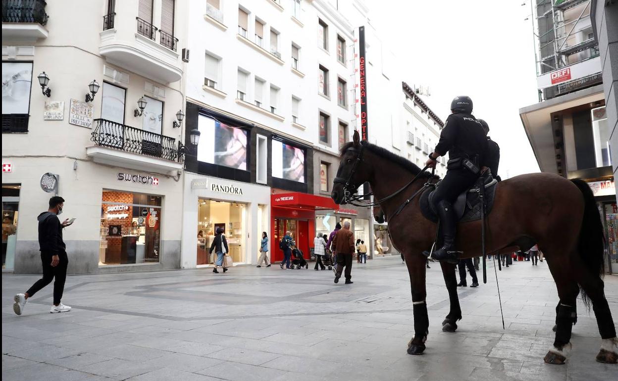 Policías a caballo en la calle Preciados, en el centro de Madrid, ayer.