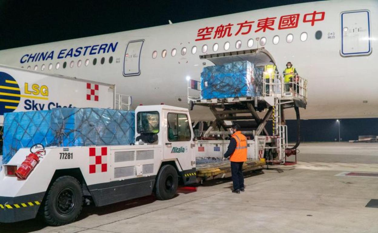 Imagen del avión chino llegado a Italia. 