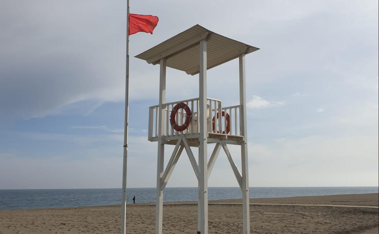 La bandera roja ondeará en todo el municipio por decisión del Ayuntamiento para prevenir los contagios por coronavirus.
