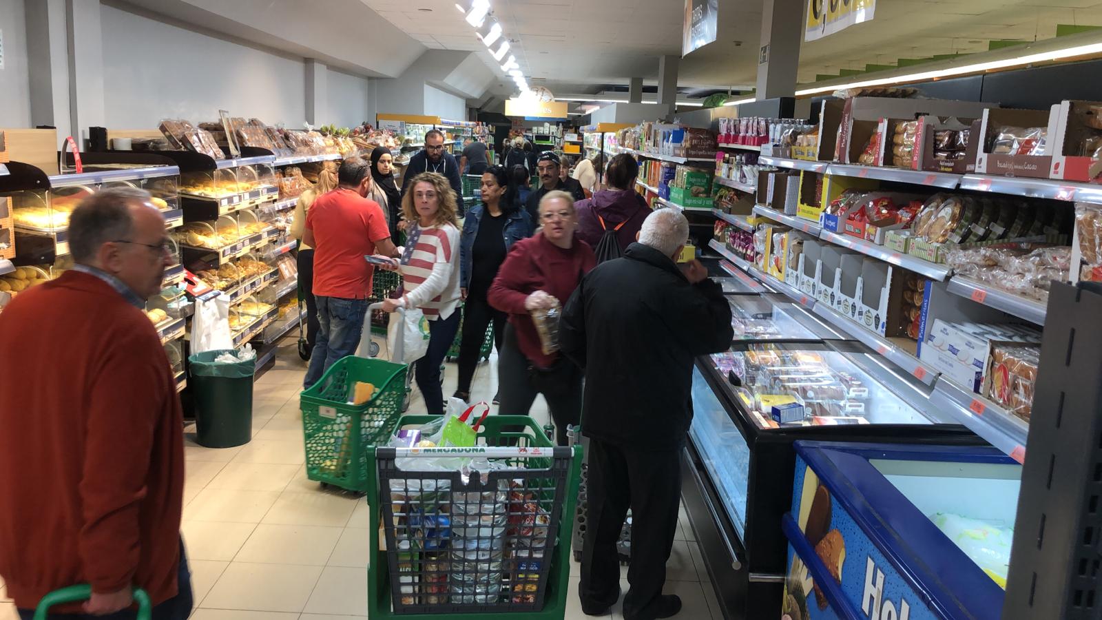 Interior de un supermercado de la capital, esta mañana.