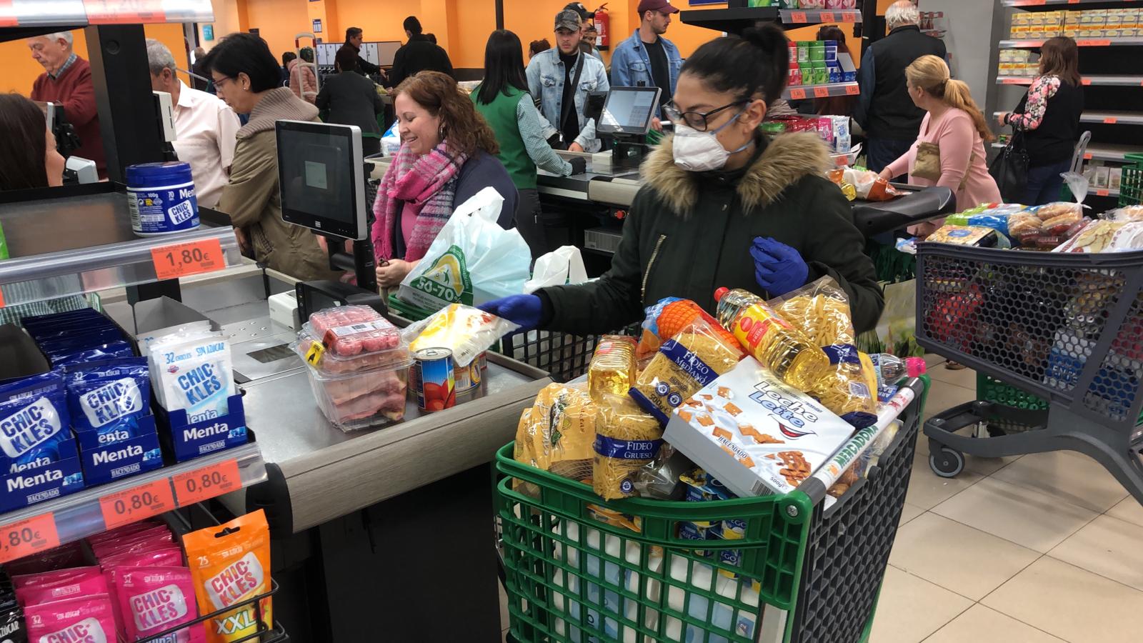 Interior de un supermercado de la capital, esta mañana.