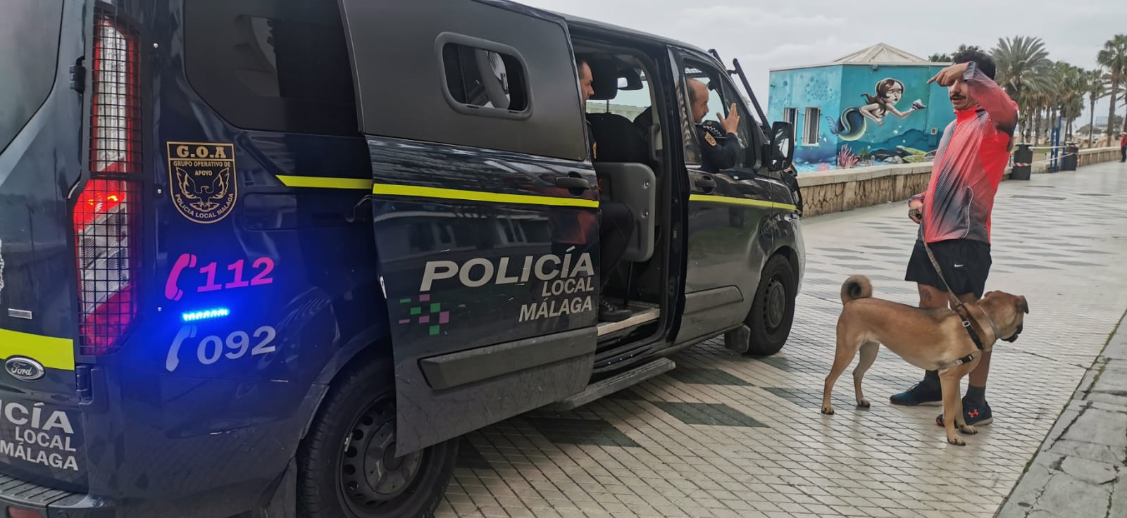 Agentes informando a ciudadanos de que deben irse a sus casas.