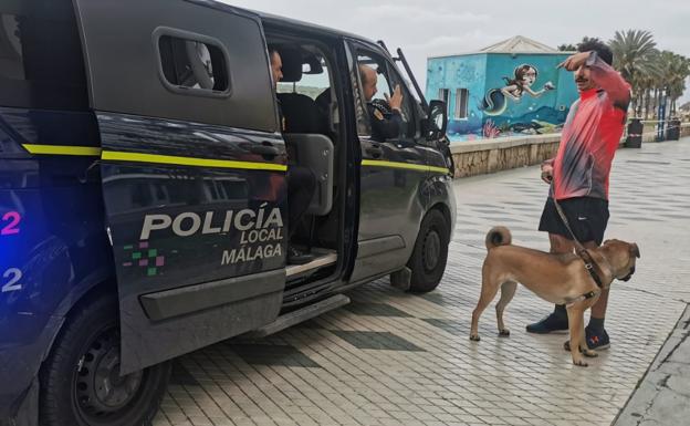 Agentes del orden mandan a sus casas a quienes incumplen el confinamiento en Málaga