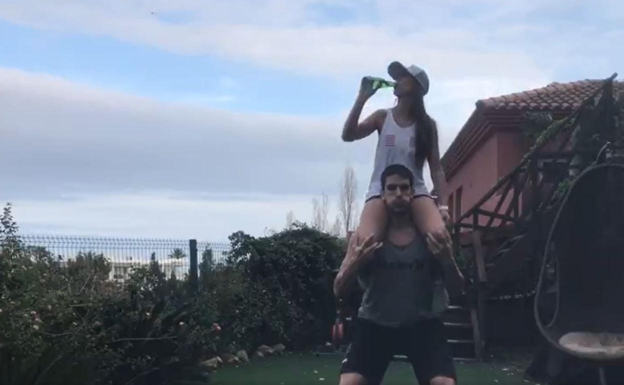 Carlos Suárez, con su novia a hombros mientras entrena.