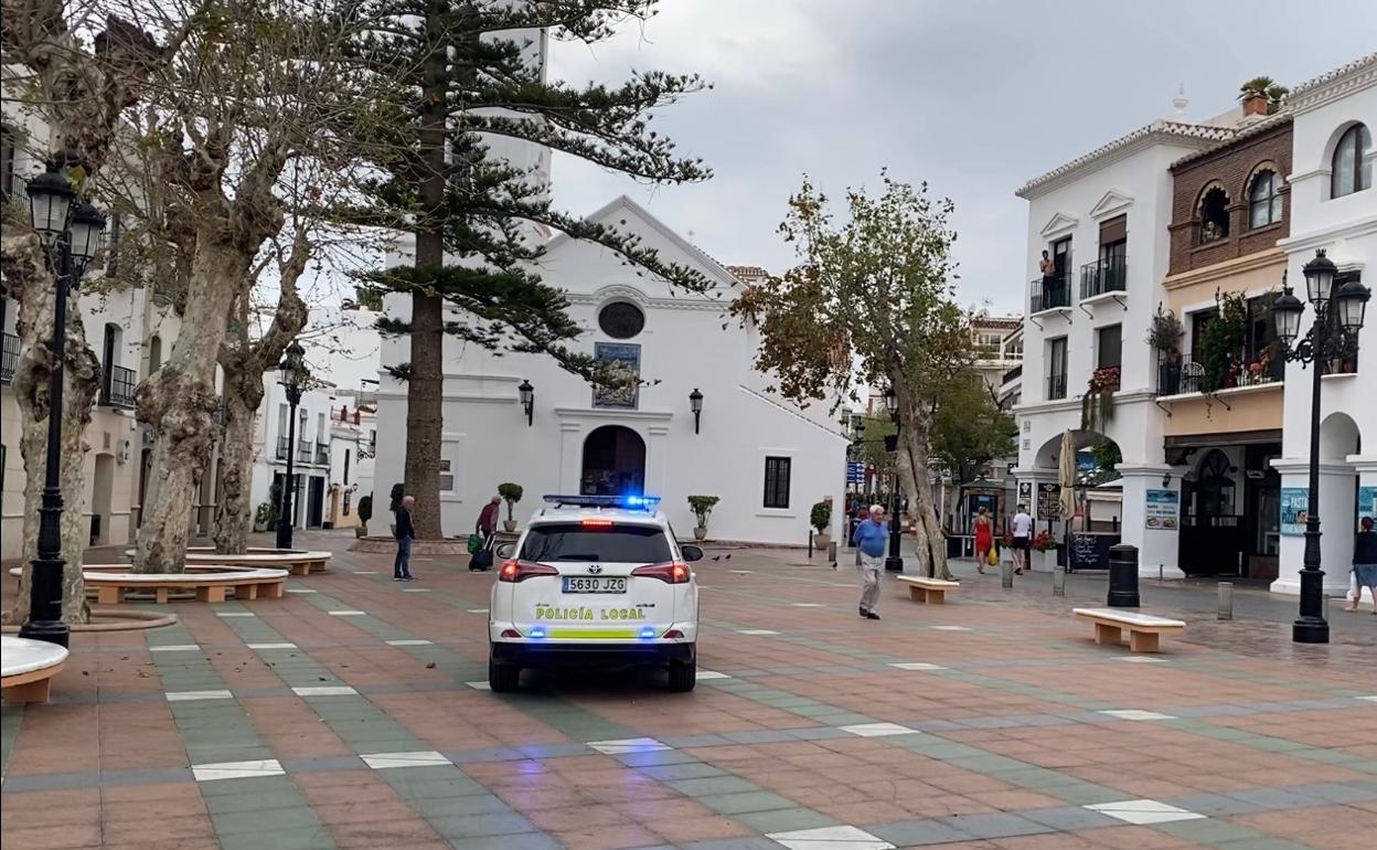 La Policía Local, este domingo en el Balcón de Europa desalojando a turistas y vecinos. 