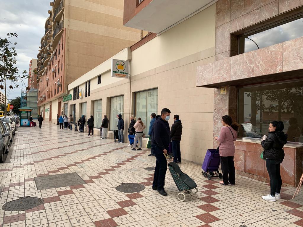 Colas a las puertas de un supermercado.