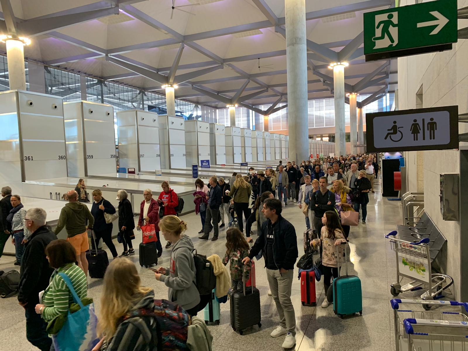 La actividad en el aeropuerto de Málaga continúa. En estos grupos, no se está respetando la distancia de seguridad.