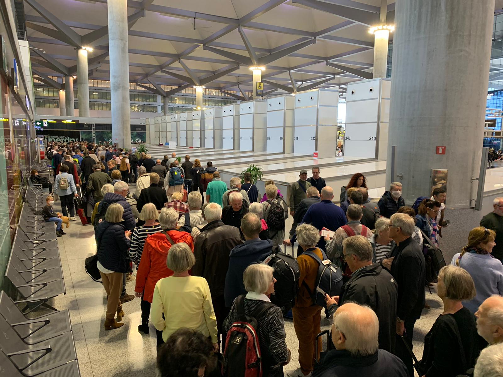 La actividad en el aeropuerto de Málaga continúa. En estos grupos, no se está respetando la distancia de seguridad.