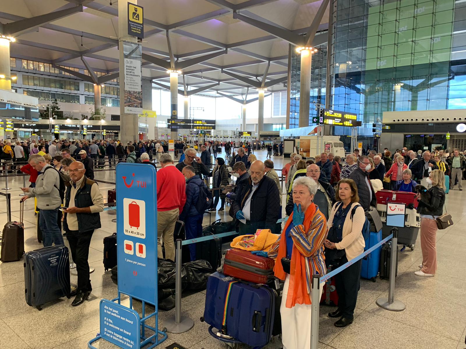 La actividad en el aeropuerto de Málaga continúa. En estos grupos, no se está respetando la distancia de seguridad.